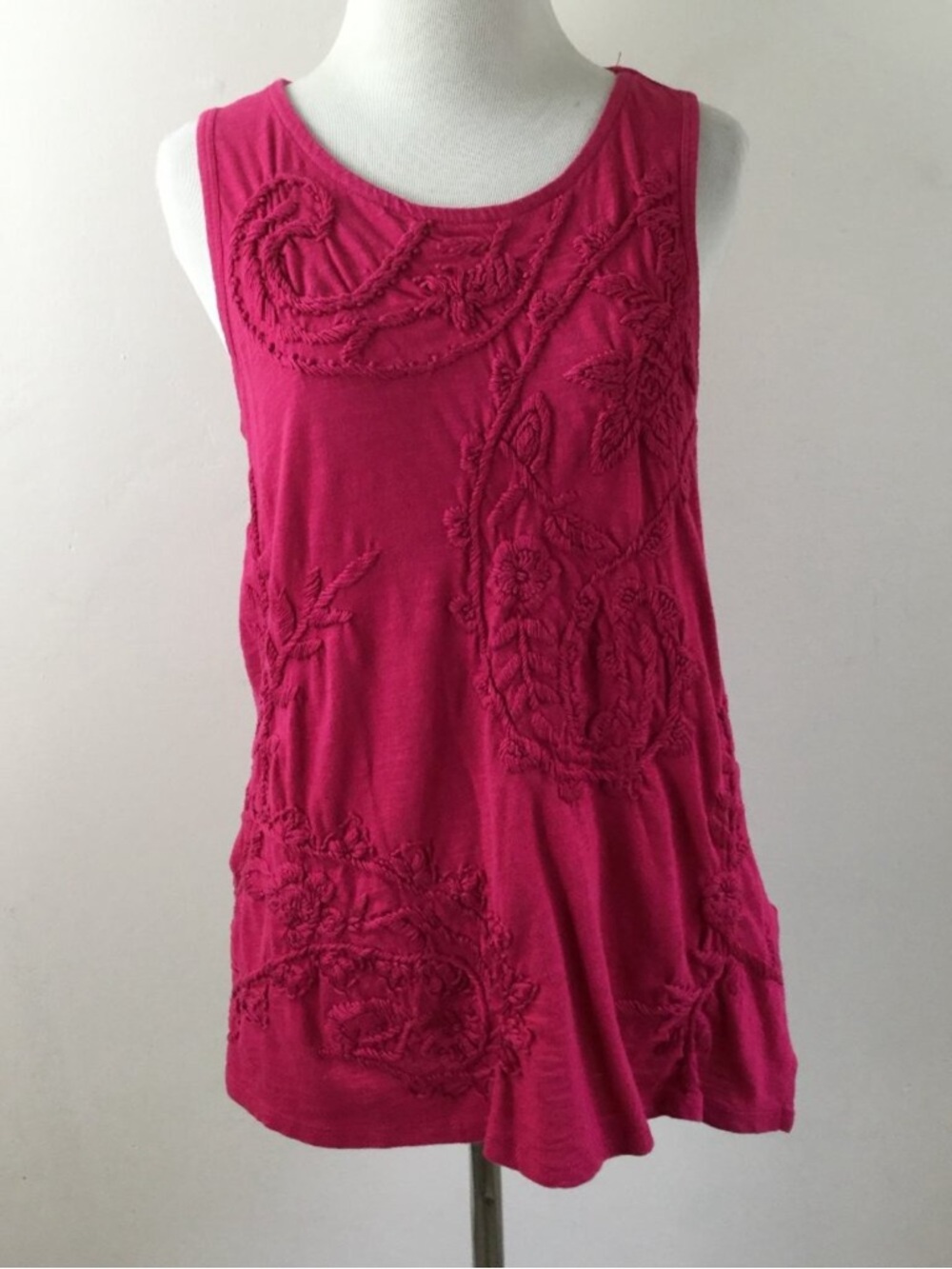 Women’s Embroidered Sleeveless Tank Top - Pink